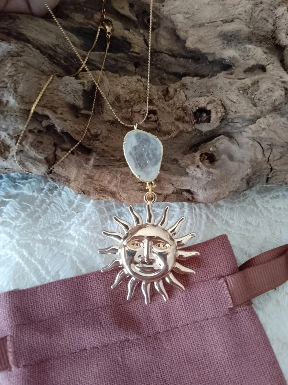 Vergulde zonnecollier met natuurlijk wit kristal – photo 2